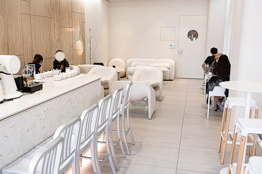 茶加咖啡搭配上奶變茶拿鐵,可創造幾十種獨特口味變化,時尚現代風格的咖啡廳 |255LAB café & light bar 二五五實驗所