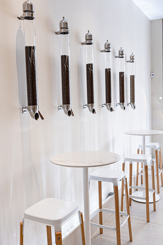 茶加咖啡搭配上奶變茶拿鐵,可創造幾十種獨特口味變化,時尚現代風格的咖啡廳 |255LAB café & light bar 二五五實驗所