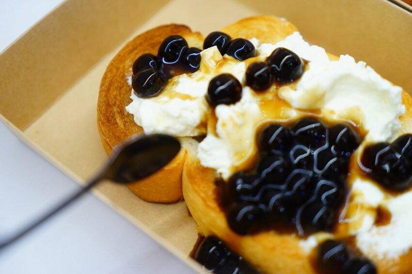 【樂兔洋食行x滿滿奶酥moomoo】遠百竹北必吃美食 顛覆味蕾的熱壓吐司不只是吐司！竹北美食/新竹美食/園區下午茶外送 - Cutier吃飯中 樂兔洋食行與滿滿奶酥在新開幕的「遠百竹北」推出季節限定品