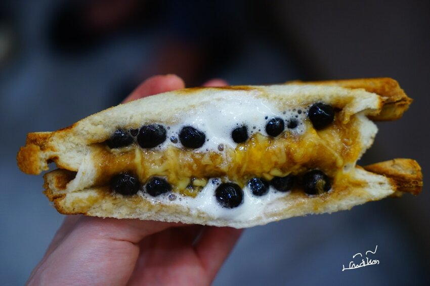 【樂兔洋食行x滿滿奶酥moomoo】遠百竹北必吃美食 顛覆味蕾的熱壓吐司不只是吐司！竹北美食/新竹美食/園區下午茶外送 - Cutier吃飯中 樂兔洋食行與滿滿奶酥在新開幕的「遠百竹北」推出季節限定品