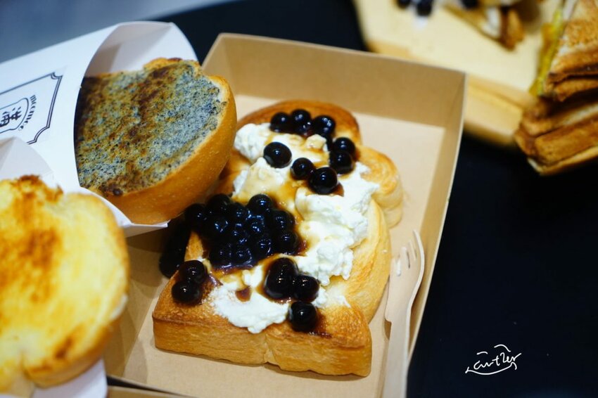 【樂兔洋食行x滿滿奶酥moomoo】遠百竹北必吃美食 顛覆味蕾的熱壓吐司不只是吐司！竹北美食/新竹美食/園區下午茶外送 - Cutier吃飯中 樂兔洋食行與滿滿奶酥在新開幕的「遠百竹北」推出季節限定品