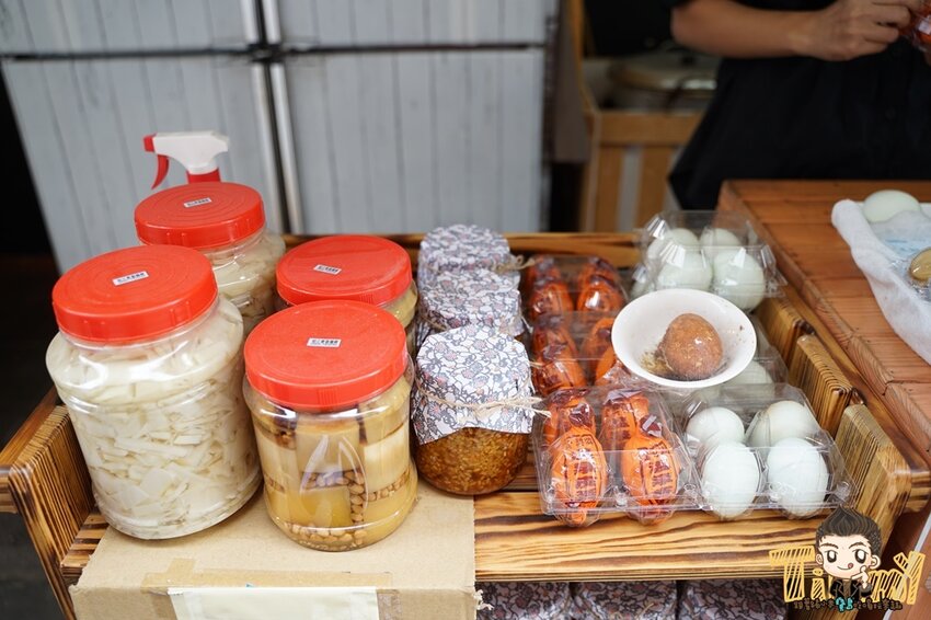 知三素香麵線|有麵筋酥靈魂加持的素食麵線！創意皮蛋麵線好好吃！