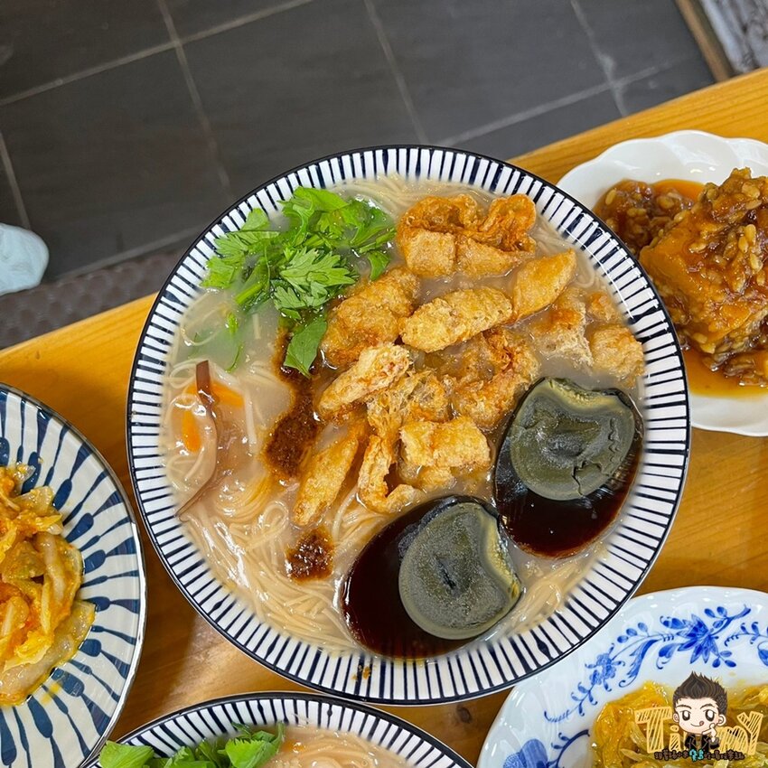 知三素香麵線|有麵筋酥靈魂加持的素食麵線！創意皮蛋麵線好好吃！