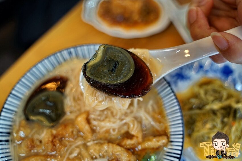 知三素香麵線|有麵筋酥靈魂加持的素食麵線！創意皮蛋麵線好好吃！