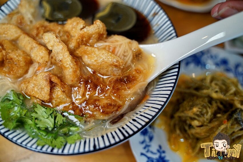 知三素香麵線|有麵筋酥靈魂加持的素食麵線！創意皮蛋麵線好好吃！