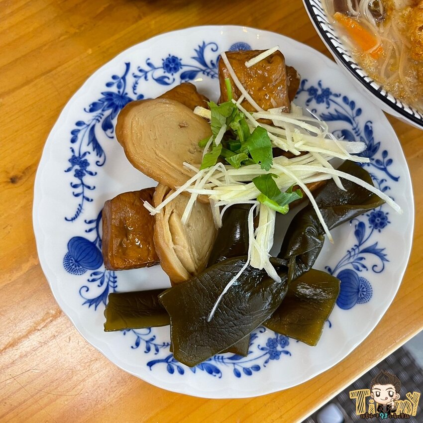 知三素香麵線|有麵筋酥靈魂加持的素食麵線！創意皮蛋麵線好好吃！