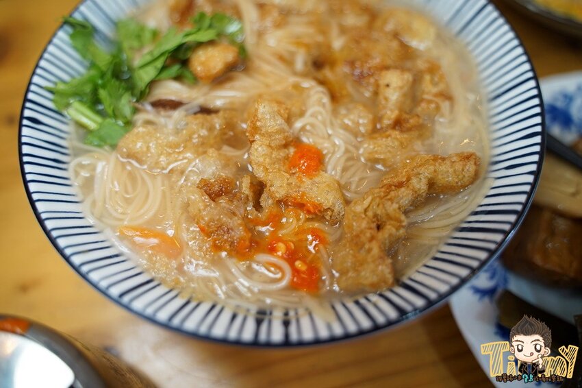 知三素香麵線|有麵筋酥靈魂加持的素食麵線！創意皮蛋麵線好好吃！