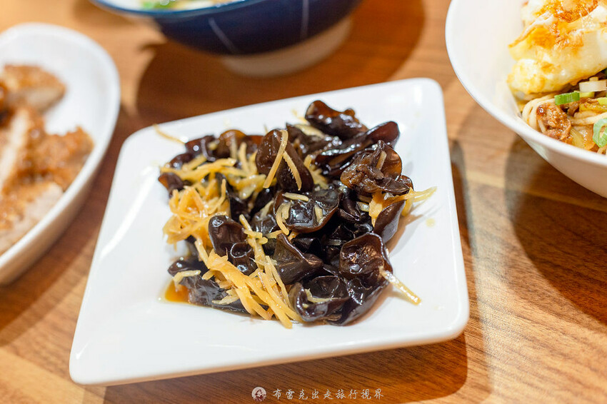 在地人都知道超過40年的老店，除了招牌炸蛋魯肉飯外，微辣的沙茶拌麵也是超好吃的｜布雷克出走旅行視界