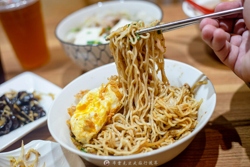 在地人都知道超過40年的老店，除了招牌炸蛋魯肉飯外，微辣的沙茶拌麵也是超好吃的｜布雷克出走旅行視界