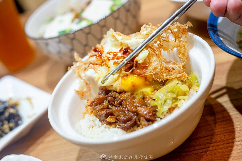 在地人都知道超過40年的老店，除了招牌炸蛋魯肉飯外，微辣的沙茶拌麵也是超好吃的｜布雷克出走旅行視界