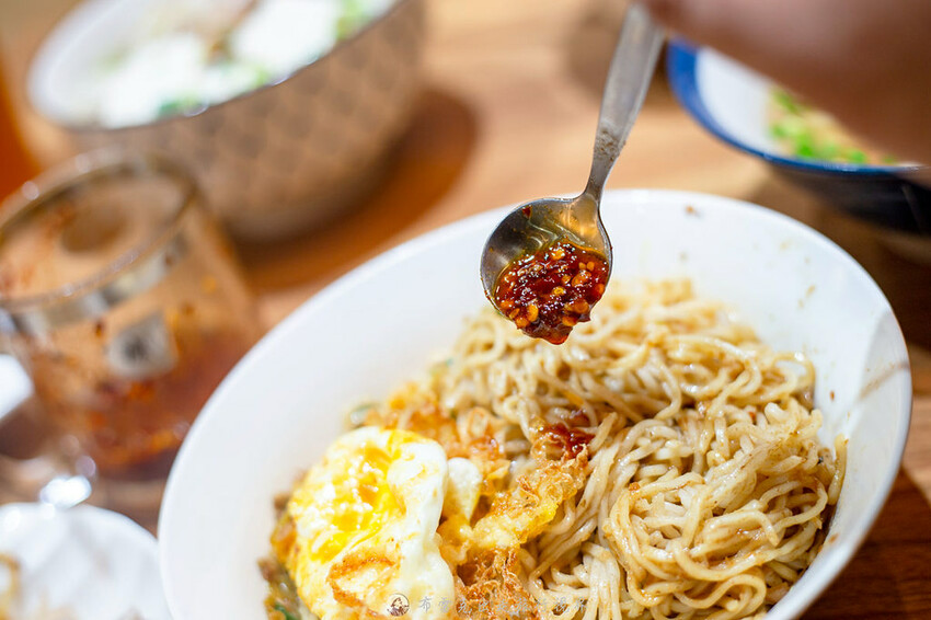 在地人都知道超過40年的老店，除了招牌炸蛋魯肉飯外，微辣的沙茶拌麵也是超好吃的｜布雷克出走旅行視界