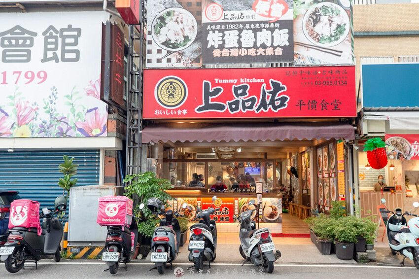 在地人都知道超過40年的老店，除了招牌炸蛋魯肉飯外，微辣的沙茶拌麵也是超好吃的｜布雷克出走旅行視界
