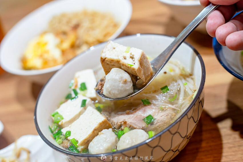 在地人都知道超過40年的老店，除了招牌炸蛋魯肉飯外，微辣的沙茶拌麵也是超好吃的｜布雷克出走旅行視界