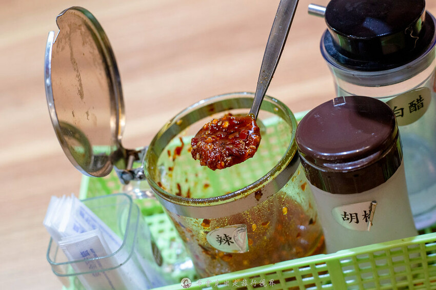 在地人都知道超過40年的老店，除了招牌炸蛋魯肉飯外，微辣的沙茶拌麵也是超好吃的｜布雷克出走旅行視界