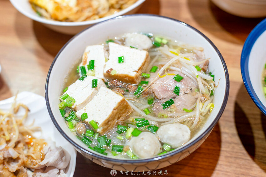 在地人都知道超過40年的老店，除了招牌炸蛋魯肉飯外，微辣的沙茶拌麵也是超好吃的｜布雷克出走旅行視界