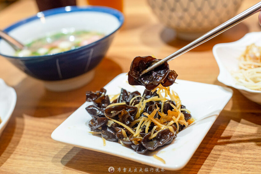 在地人都知道超過40年的老店，除了招牌炸蛋魯肉飯外，微辣的沙茶拌麵也是超好吃的｜布雷克出走旅行視界