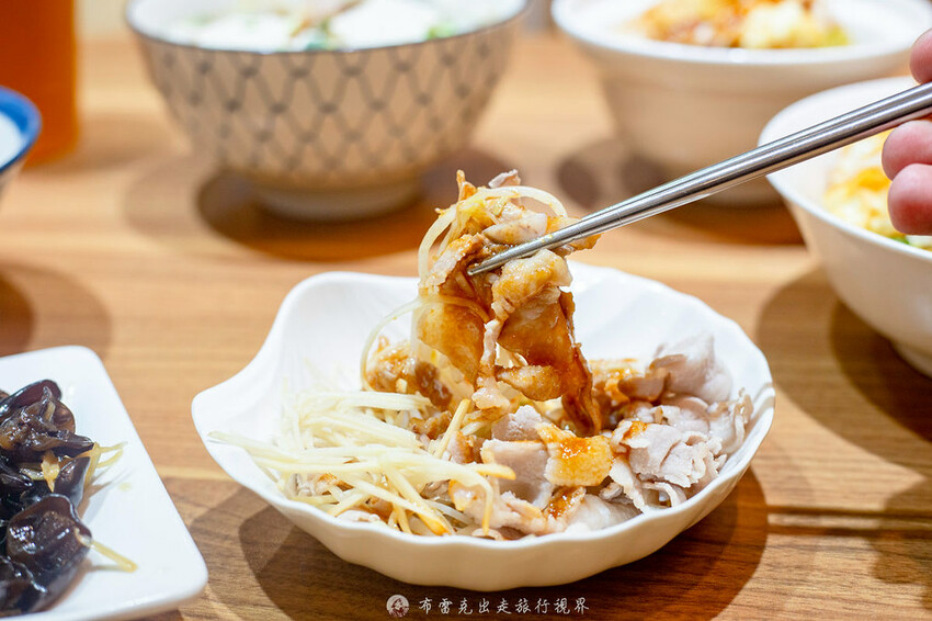 在地人都知道超過40年的老店，除了招牌炸蛋魯肉飯外，微辣的沙茶拌麵也是超好吃的｜布雷克出走旅行視界