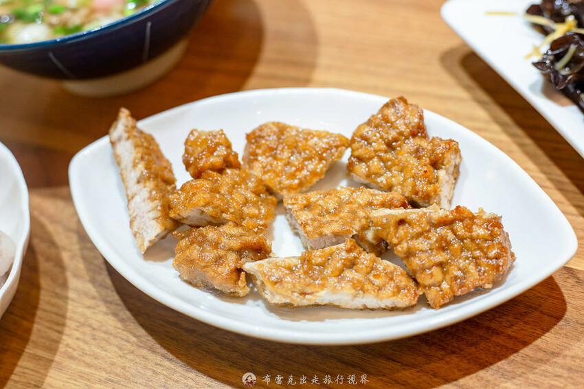 在地人都知道超過40年的老店，除了招牌炸蛋魯肉飯外，微辣的沙茶拌麵也是超好吃的｜布雷克出走旅行視界