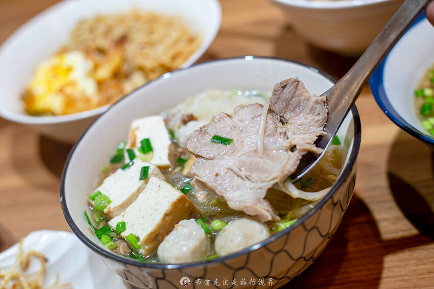 在地人都知道超過40年的老店，除了招牌炸蛋魯肉飯外，微辣的沙茶拌麵也是超好吃的｜布雷克出走旅行視界