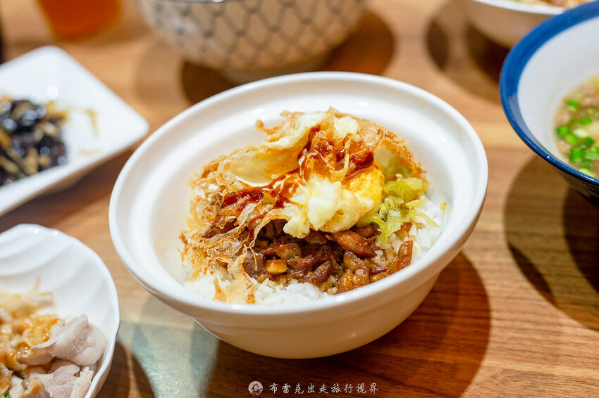 在地人都知道超過40年的老店，除了招牌炸蛋魯肉飯外，微辣的沙茶拌麵也是超好吃的｜布雷克出走旅行視界
