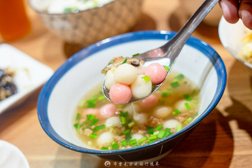 在地人都知道超過40年的老店，除了招牌炸蛋魯肉飯外，微辣的沙茶拌麵也是超好吃的｜布雷克出走旅行視界