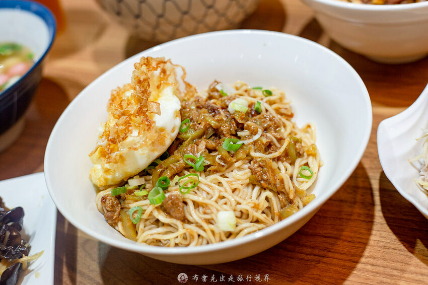 在地人都知道超過40年的老店，除了招牌炸蛋魯肉飯外，微辣的沙茶拌麵也是超好吃的｜布雷克出走旅行視界