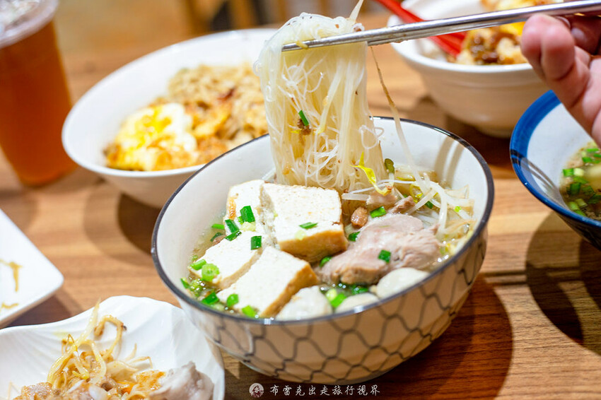 在地人都知道超過40年的老店，除了招牌炸蛋魯肉飯外，微辣的沙茶拌麵也是超好吃的｜布雷克出走旅行視界