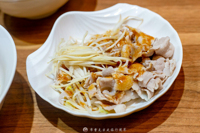 在地人都知道超過40年的老店，除了招牌炸蛋魯肉飯外，微辣的沙茶拌麵也是超好吃的｜布雷克出走旅行視界