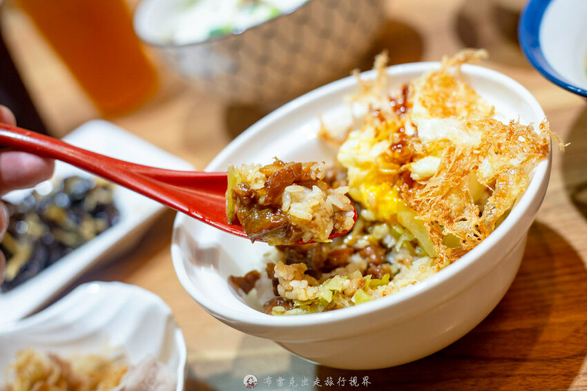 在地人都知道超過40年的老店，除了招牌炸蛋魯肉飯外，微辣的沙茶拌麵也是超好吃的｜布雷克出走旅行視界