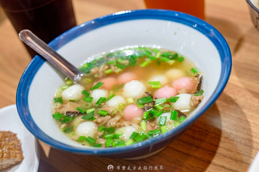 在地人都知道超過40年的老店，除了招牌炸蛋魯肉飯外，微辣的沙茶拌麵也是超好吃的｜布雷克出走旅行視界