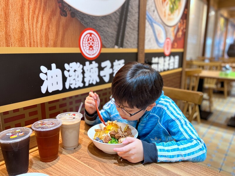 宜蘭羅東美食必吃！上品佑食堂炸蛋魯肉飯、客家湯圓在地人推爆。