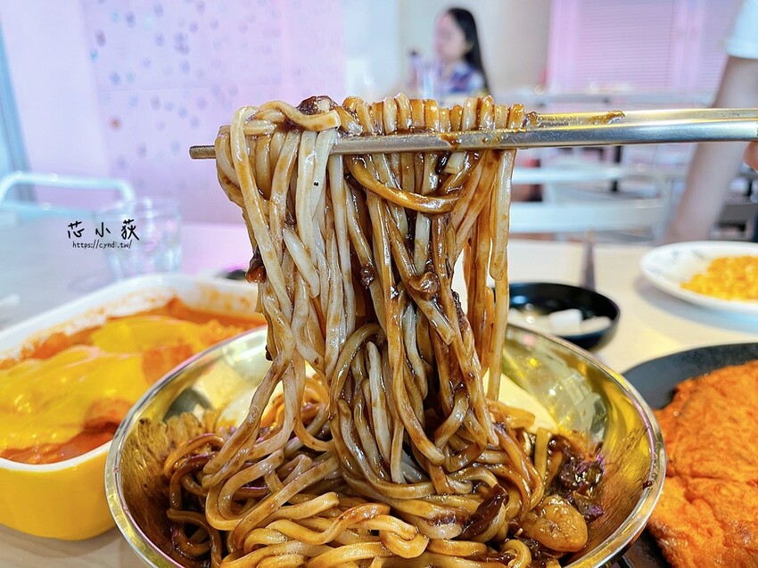 歐霸食鍋，台中中國醫百元平價道地韓式炸雞/炸醬麵/年糕/泡菜煎餅 - Cyndi loves 享食天堂