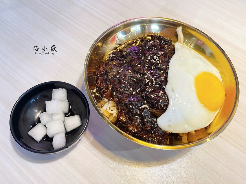 歐霸食鍋，台中中國醫百元平價道地韓式炸雞/炸醬麵/年糕/泡菜煎餅 - Cyndi loves 享食天堂