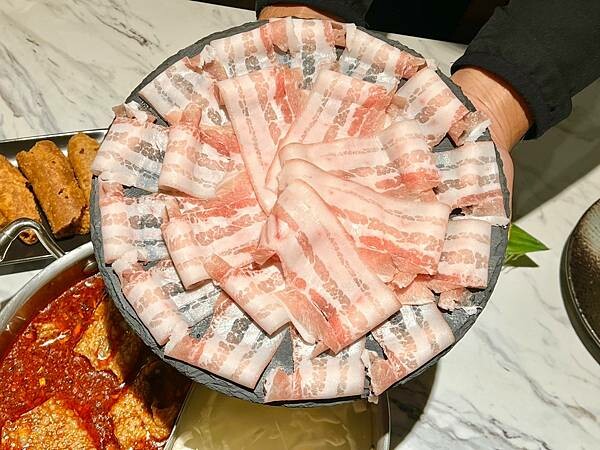 +（內湖火鍋）騰爐酸菜白肉鍋～特製酸菜白肉鍋Ｘ正宗川味麻辣鍋