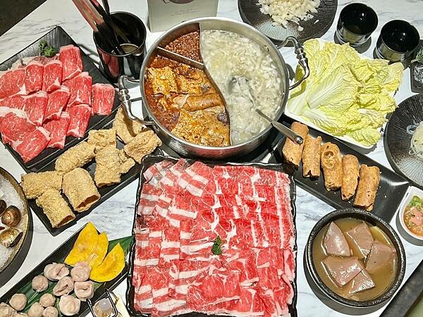 +（內湖火鍋）騰爐酸菜白肉鍋～特製酸菜白肉鍋Ｘ正宗川味麻辣鍋