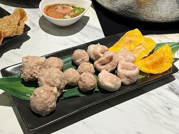 +（內湖火鍋）騰爐酸菜白肉鍋～特製酸菜白肉鍋Ｘ正宗川味麻辣鍋