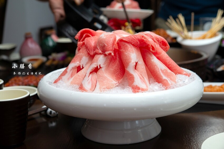 台北東區麻辣火鍋！小膳香成都麻辣火鍋，四川地道牛油湯頭不能錯過。