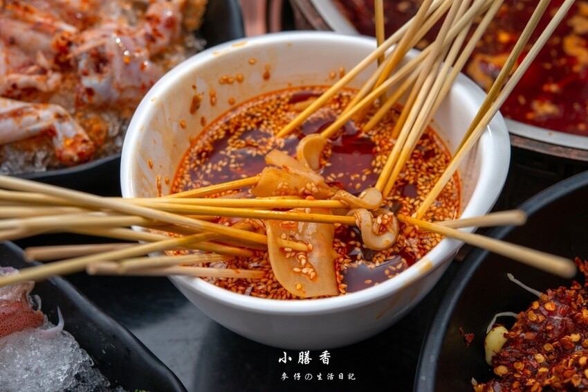 台北東區麻辣火鍋！小膳香成都麻辣火鍋，四川地道牛油湯頭不能錯過。