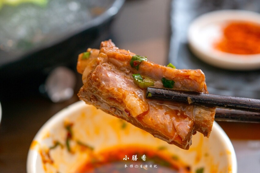 台北東區麻辣火鍋！小膳香成都麻辣火鍋，四川地道牛油湯頭不能錯過。