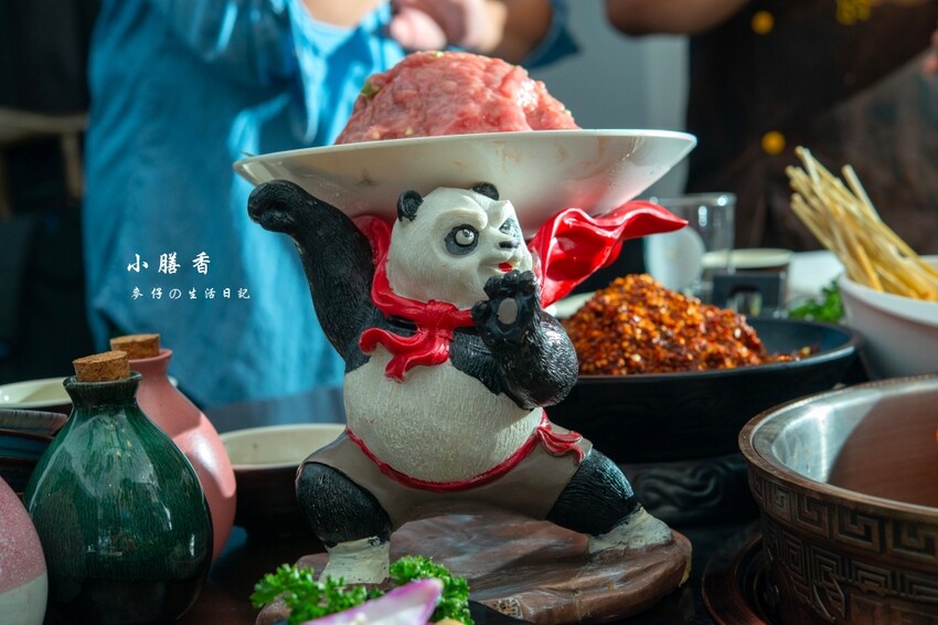 台北東區麻辣火鍋！小膳香成都麻辣火鍋，四川地道牛油湯頭不能錯過。