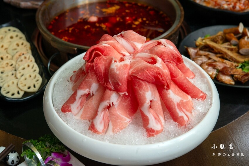 台北東區麻辣火鍋！小膳香成都麻辣火鍋，四川地道牛油湯頭不能錯過。
