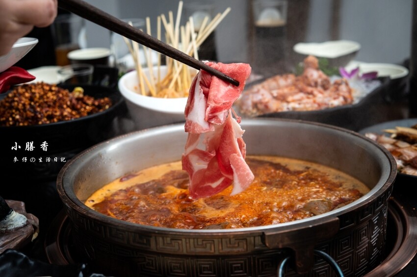 台北東區麻辣火鍋！小膳香成都麻辣火鍋，四川地道牛油湯頭不能錯過。
