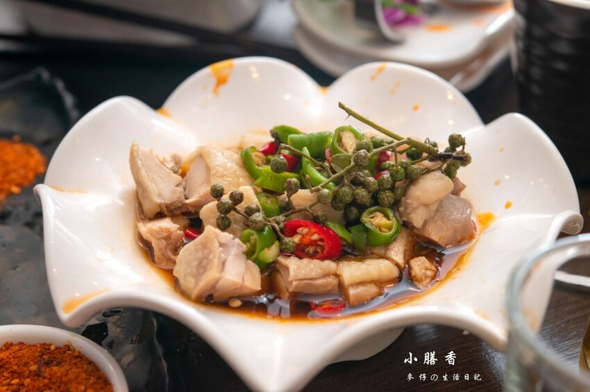 台北東區麻辣火鍋！小膳香成都麻辣火鍋，四川地道牛油湯頭不能錯過。