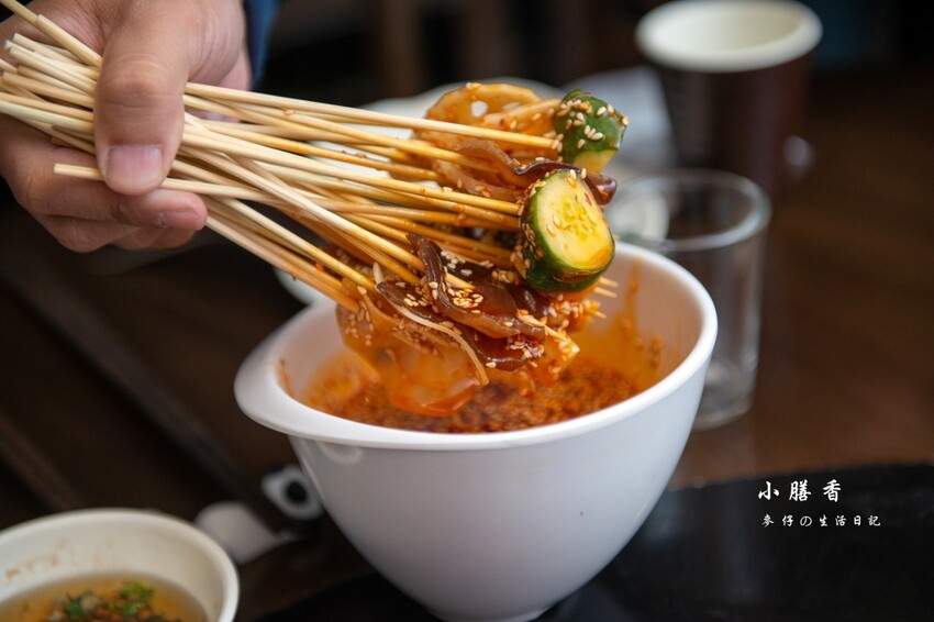 台北東區麻辣火鍋！小膳香成都麻辣火鍋，四川地道牛油湯頭不能錯過。