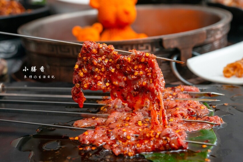 台北東區麻辣火鍋！小膳香成都麻辣火鍋，四川地道牛油湯頭不能錯過。
