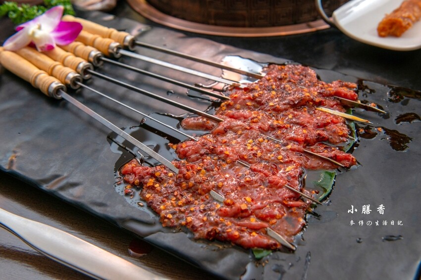 台北東區麻辣火鍋！小膳香成都麻辣火鍋，四川地道牛油湯頭不能錯過。