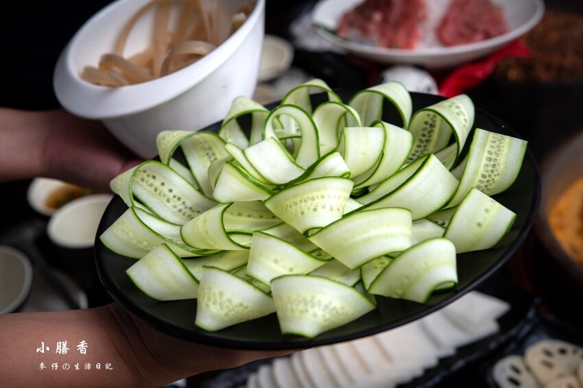 台北東區麻辣火鍋！小膳香成都麻辣火鍋，四川地道牛油湯頭不能錯過。