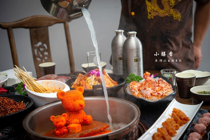 台北東區麻辣火鍋！小膳香成都麻辣火鍋，四川地道牛油湯頭不能錯過。