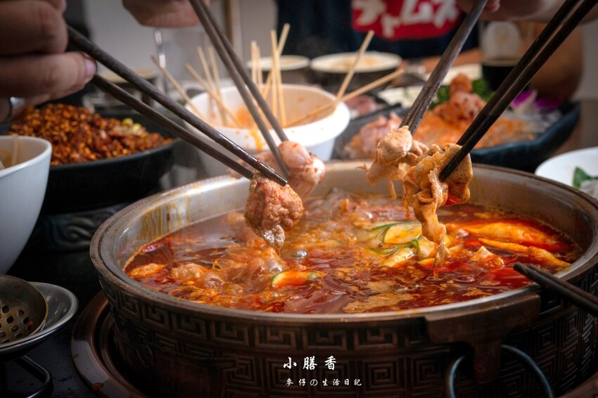 台北東區麻辣火鍋！小膳香成都麻辣火鍋，四川地道牛油湯頭不能錯過。
