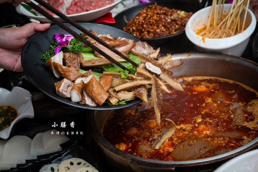 台北東區麻辣火鍋！小膳香成都麻辣火鍋，四川地道牛油湯頭不能錯過。